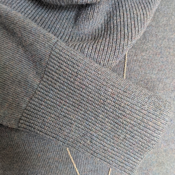 Green Sweater - Picture 4 of 4